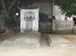 The empty tomb of Queen Le Ngoc Han, next to her mother’s tomb at Ninh Hiep Commune’s Cay Dai graveyard in Hanoi.